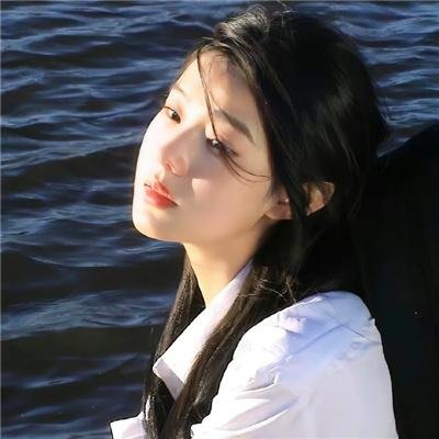 骑自行车的女人